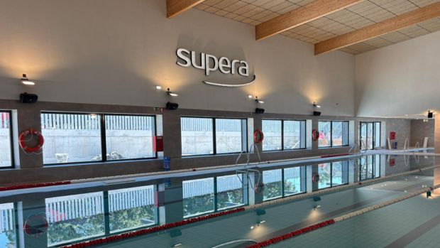 Piscina climatizada del Centro Deportivo Supera en Coimbra. El más innovador y sostenible de Portugal