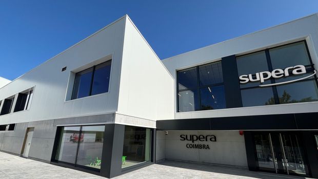Fachada del Centro Deportivo Supera en Coimbra. El más innovador y sostenible de Portugal.